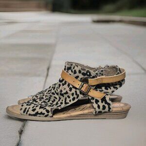 Blowfish Malibu Brisa 2 Peep Toe Ankle Animal Print Sandals Women's Size 7 NWOB